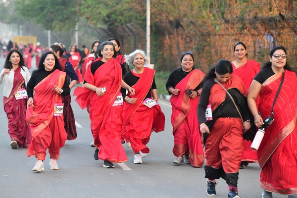 Mujeres vestidas con saris rojos durante una manifestación del 8M en la ciudad de Chandigarh, la India. - Sputnik Mundo