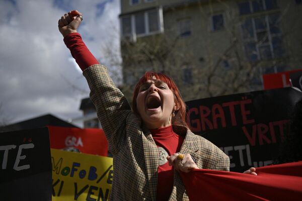 Una joven en una marcha por la igualdad de género con motivo del 8M en Pristina, Kosovo. - Sputnik Mundo