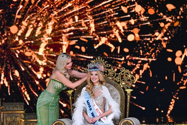 Karolina Bielawska, ganadora del certamen Miss Mundo 2022, pone la corona a la ganadora de Miss Mundo 2024 Kristina Pishkova de la República Checa. - Sputnik Mundo