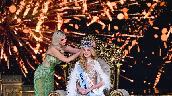 Miss Mundo 2022 Karolina Bielavska corona a la ganadora de Miss Mundo 2024 Kristina Pyskova, de República Checa, en  Mumbai, India. - Sputnik Mundo