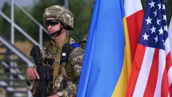 Un militar, que participa en las maniobras de las FFAA de Ucrania y de los países de la OTAN en la región de Leópolis - Sputnik Mundo