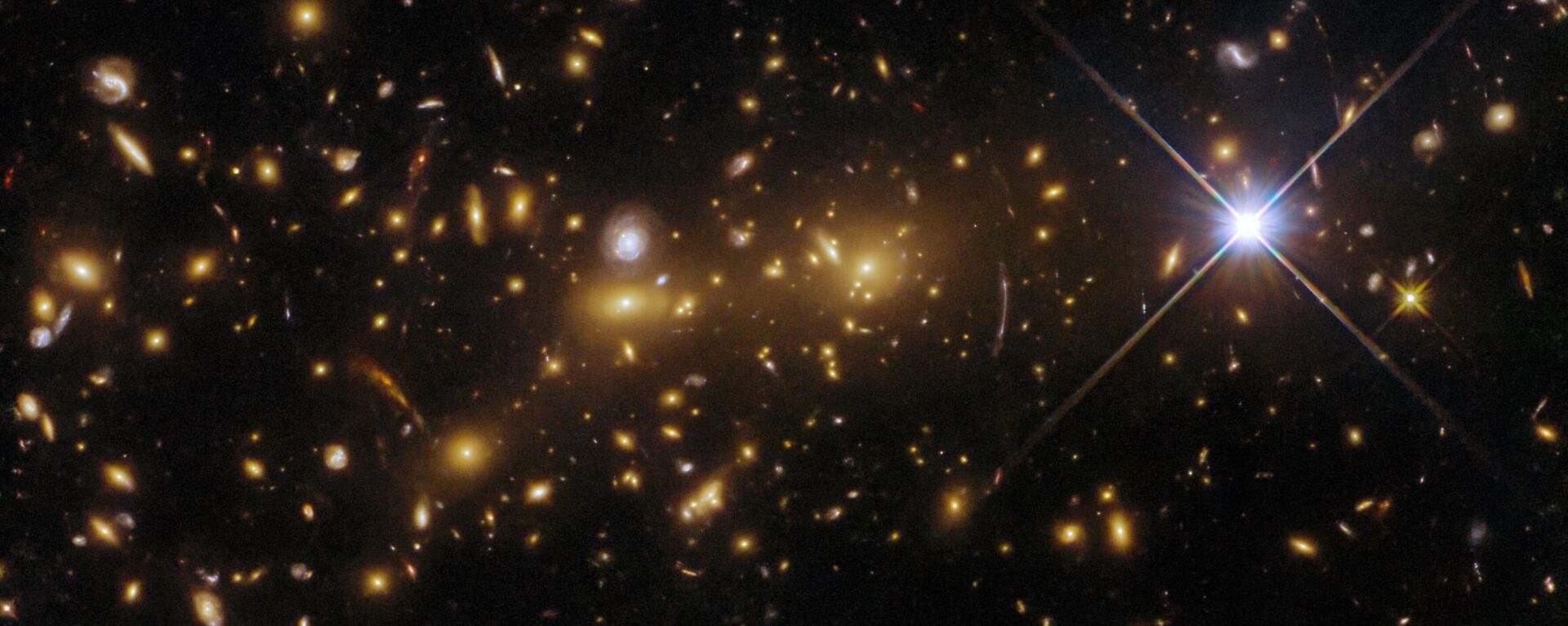 El telescopio espacial Hubble ha registrado un cúmulo de galaxias, eMACS J1353.7+4329, a unos 8.000 millones de años luz de la Tierra, que se está fusionando para formar un cúmulo masivo, que actúa como lente gravitatoria - Sputnik Mundo, 1920, 10.03.2024