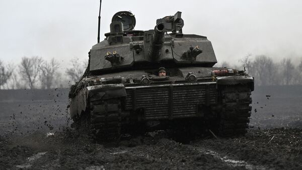 Un soldado ucraniano se prepara para el combate del tanque Challenger 2 en la región de Zaporozhie, el 12 de febrero de 2024 - Sputnik Mundo