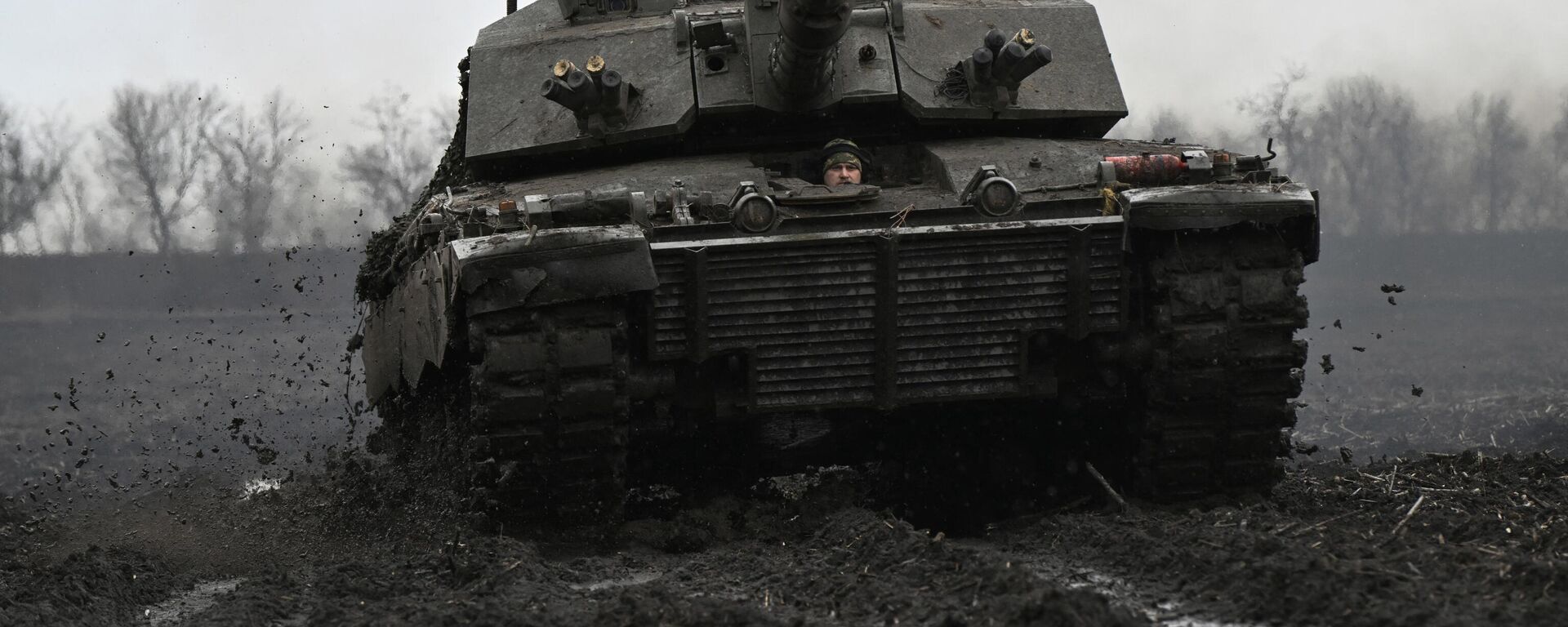 Un soldado ucraniano se prepara para el combate en el tanque Challenger 2 en la región de Zaporozhie, el 12 de febrero de 2024  - Sputnik Mundo, 1920, 11.03.2024