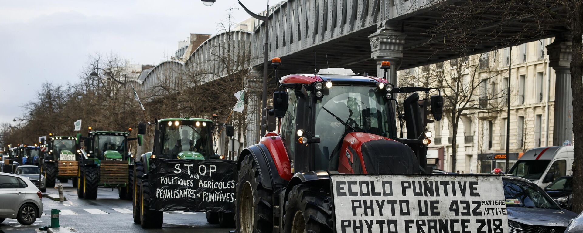 Agricultores conducen sus tractores durante una protesta, el 23 de febrero de 2024 en París  - Sputnik Mundo, 1920, 11.03.2024