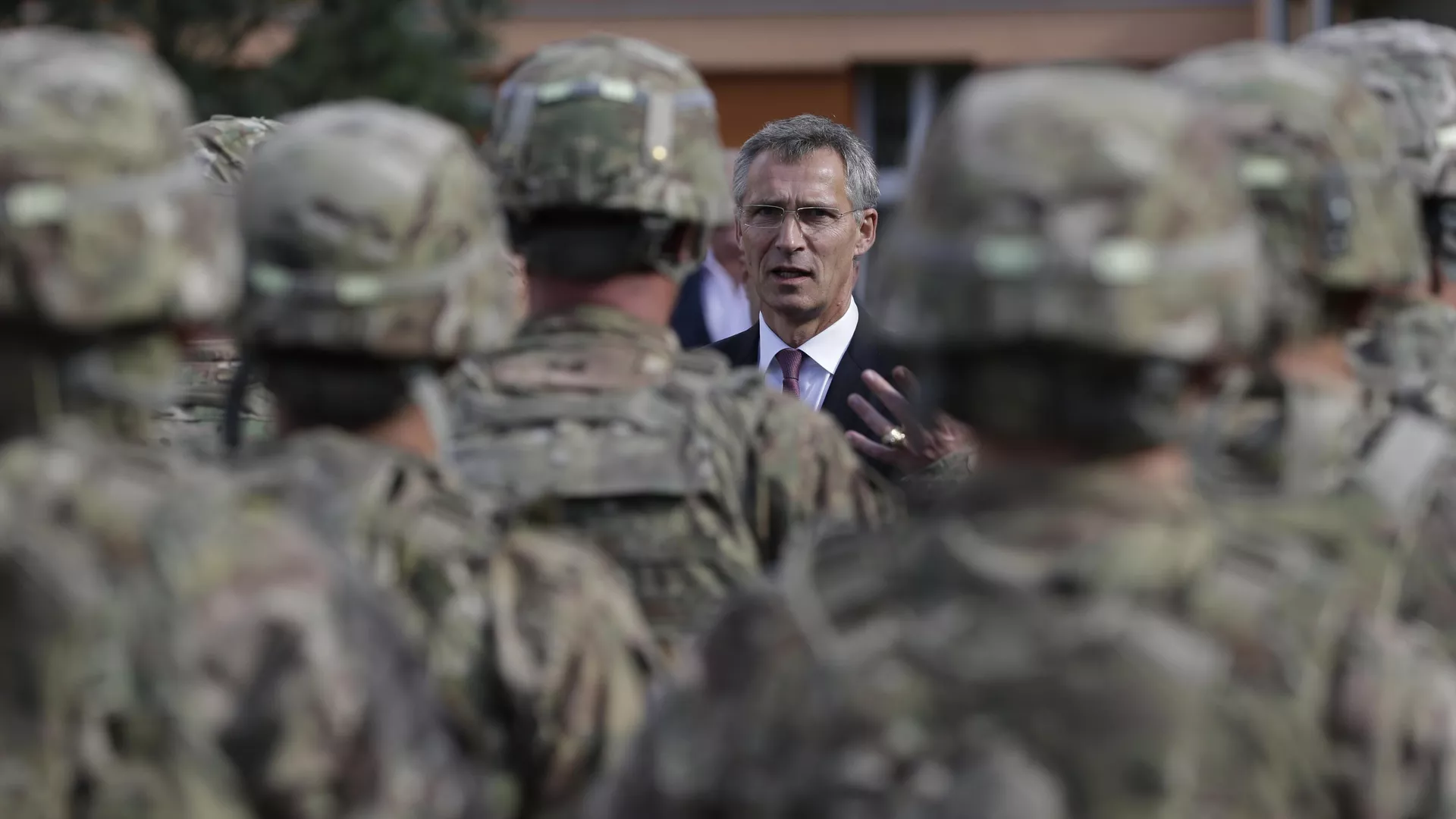 El secretario general de la OTAN, Jens Stoltenberg, conversa con soldados del Ejército estadounidense durante su visita a Praga (República Checa), el 9 de septiembre, 2015 - Sputnik Mundo, 1920, 30.05.2024