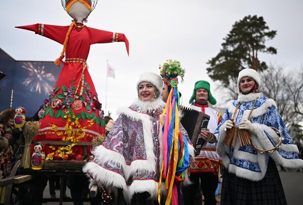 Desfile callejero para celebrar el inicio de la Máslenitsa en la Exposición Internacional &#x27;Rusia&#x27; en Moscú. - Sputnik Mundo