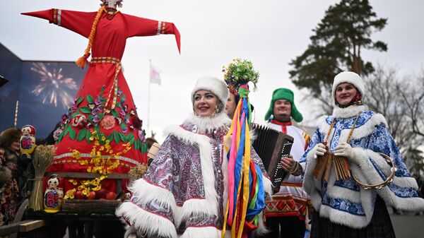 Desfile en Moscú con motivo del inicio de la celebración del Máslenitsa - Sputnik Mundo