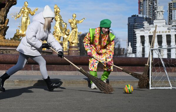 La Máslenitsa es una fiesta tradicional de los eslavos orientales que celebra el fin del invierno y la llegada de la primavera. En la foto: la plaza frente al Centro Panruso de Exposiciones (VDNJ, por sus siglas en ruso) en Moscú, en el primer día de la Máslenitsa. - Sputnik Mundo