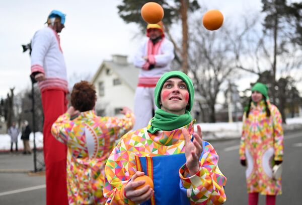 La Máslenitsa se celebra toda la semana, pero el domingo se considera el día principal del festival. - Sputnik Mundo