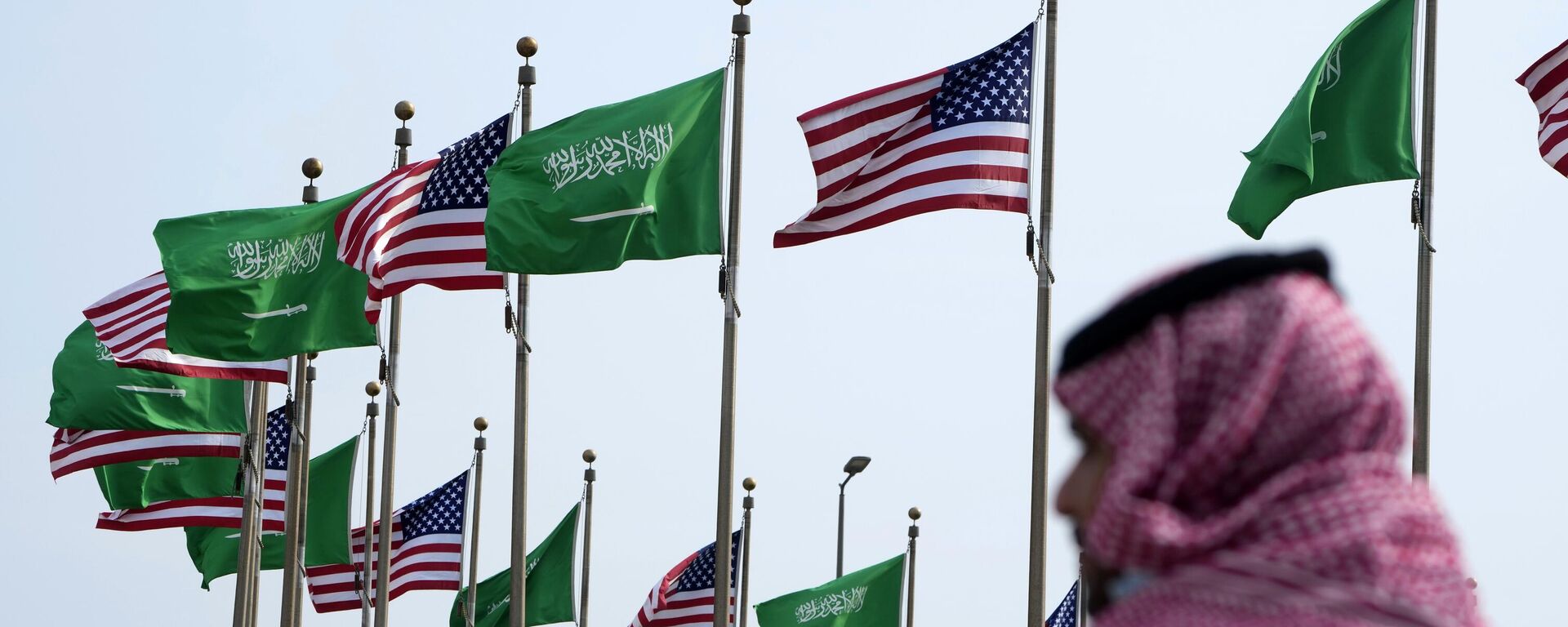 Las banderas de EEUU y Arabia Saudita ondean en la plaza con motivo de la visita del presidente estadounidense Joe Biden al país de Oriente Medio, 14 de julio de 2022 - Sputnik Mundo, 1920, 20.05.2024