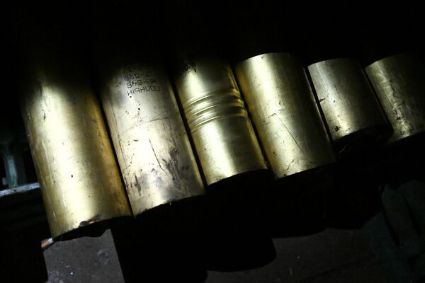 En la foto: casquillos de las cargas de pólvora del obús D-20 de 152 milímetros. - Sputnik Mundo