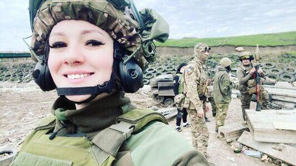 La mujer soldado rusa de apodo 'Shum' - Sputnik Mundo