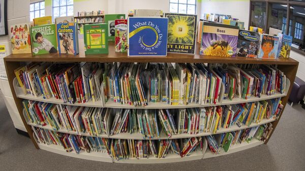 Libros en los estantes de una biblioteca escolar en Atlanta (archivo)  - Sputnik Mundo