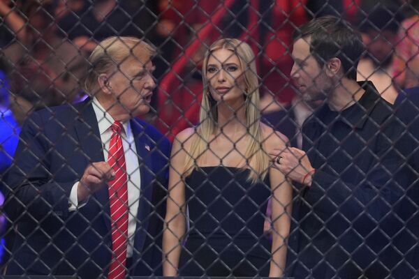 El expresidente de EEUU, Donald Trump, habla con su hija, Ivanka Trump, y su yerno, Jared Kushner, mientras esperan el inicio de un combate de artes marciales mixtas UFC 299. - Sputnik Mundo