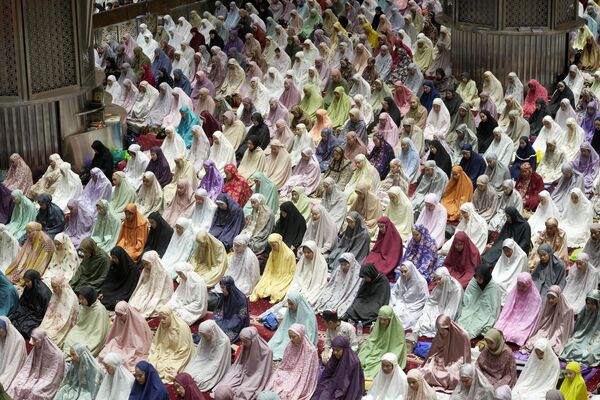 El 10 de marzo comenzó el mes del Ramadán, el noveno mes sagrado del calendario islámico marcado por la luna nueva. Es muy venerado entre los musulmanes que creen que en el mes de Ramadán los versos de Corán fueron revelados por primera vez al profeta Mahoma que se encontraba meditando en la cueva Hira en las afueras de La Meca.En la foto: musulmanes indonesios durante la oración en vísperas del mes sagrado del Ramadán en la mezquita Istiqlal de Yakarta, Indonesia. - Sputnik Mundo