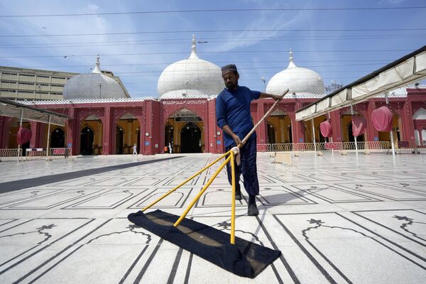Un hombre limpiando una mezquita en preparación para el próximo mes del Ramadán, en Karachi, Pakistán. - Sputnik Mundo