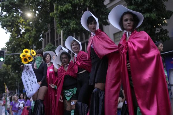Manifestantes vestidas en el estilo de la serie de televisión El cuento de la criada durante una concentración en defensa de los derechos de la mujer el 8 de marzo en Río de Janeiro, Brasil. - Sputnik Mundo