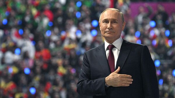 Vladímir Putin, presidente ruso, visita el Festival Mundial de la Juventud - Sputnik Mundo