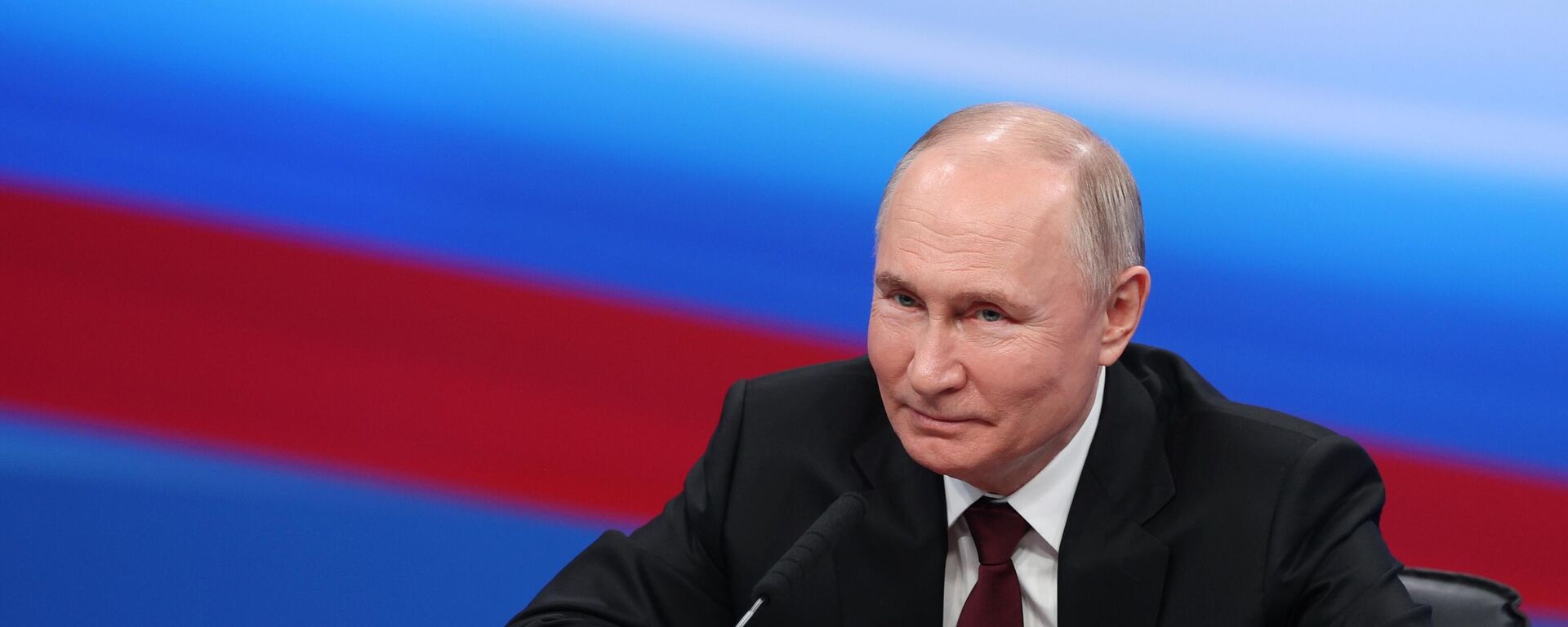  Vladímir Putin, presidente de Rusia, en una reunión con los copresidentes de su cuartel general electoral, el 18 de marzo de 2024  - Sputnik Mundo, 1920, 18.03.2024