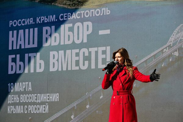 La reincorporación histórica estuvo precedida por un referéndum celebrado el 16 de marzo de 2014. Según sus resultados, el 96,77% de los habitantes de Crimea y el 95,6% de los de Sebastopol apoyaron la reunificación con Rusia.En la foto: una cantante actúa en un concierto con motivo del 10.° aniversario de la reunificación de Crimea con Rusia, en el parque central de Novosibirsk. - Sputnik Mundo