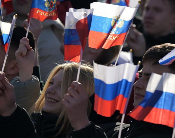 Participantes en un flash mob para conmemorar el 10.° aniversario de la reunificación de Crimea y Sebastopol con Rusia, organizado en la región rusa de Tatarstán. - Sputnik Mundo