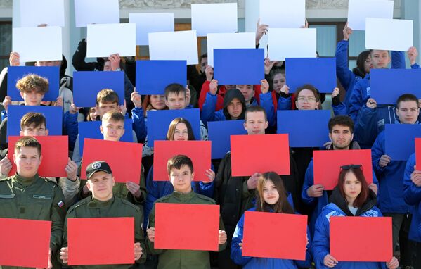 Un flash mob para conmemorar el 10.º aniversario de la reunificación de Crimea y Sebastopol con Rusia, en Tatarstán. - Sputnik Mundo