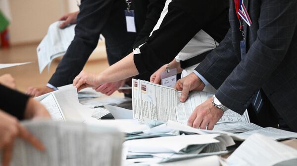 Miembros de la comisión electoral en Kazán cuentan los votos tras el fin de la votación en las elecciones presidenciales rusas del 17 de marzo de 2024 - Sputnik Mundo