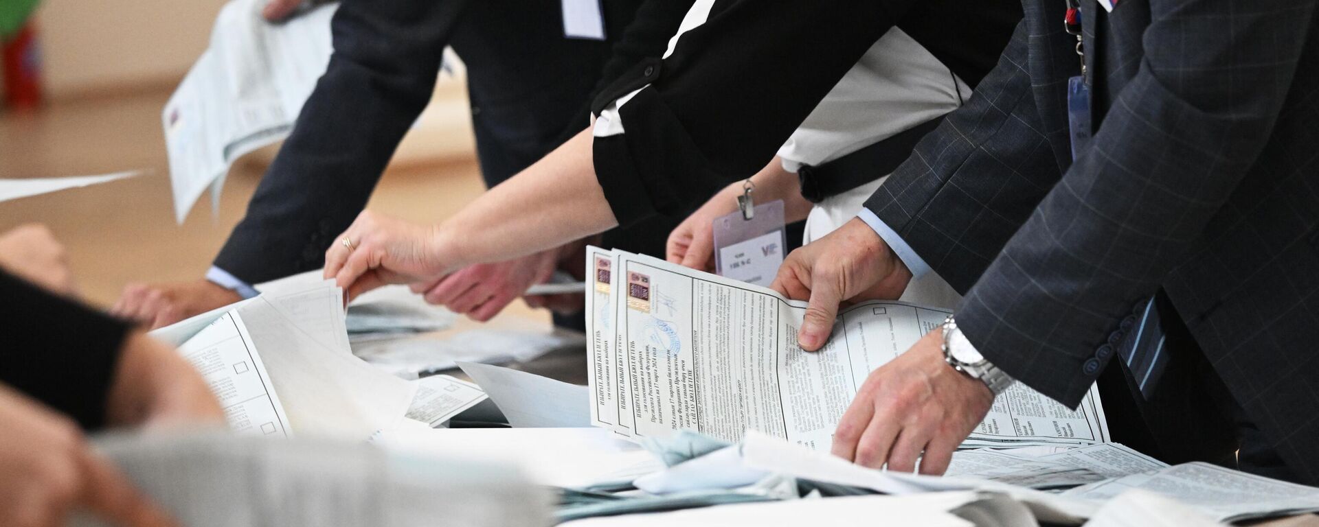 Miembros de la comisión electoral en Kazán cuentan los votos tras el fin de la votación en las elecciones presidenciales rusas del 17 de marzo de 2024 - Sputnik Mundo, 1920, 20.03.2024