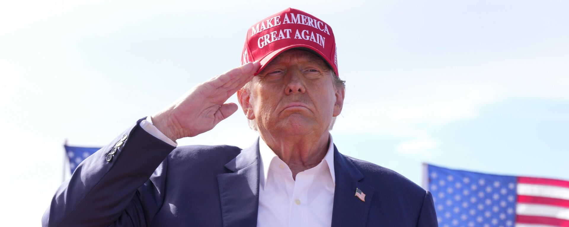 Donald Trump, candidato presidencial republicano y expresidente, saluda durante un acto de campaña el 16 de marzo de 2024, en Vandalia, Ohio  - Sputnik Mundo, 1920, 19.03.2024