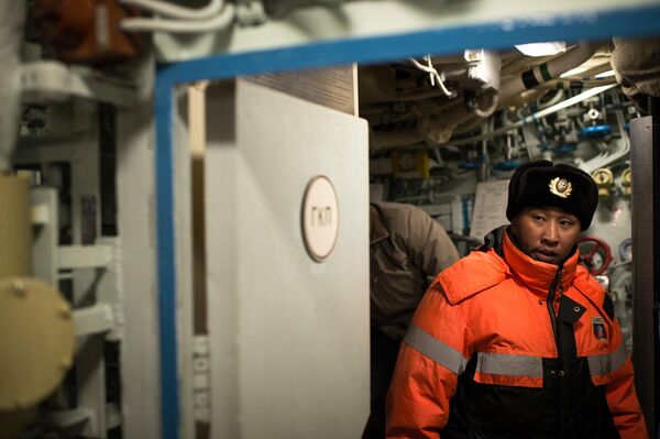 Un tripulante del submarino nuclear Yuri Dolgoruki de la Flota del Norte de la Armada rusa en un muelle de Gadzhievo, en la región de Múrmansk. - Sputnik Mundo