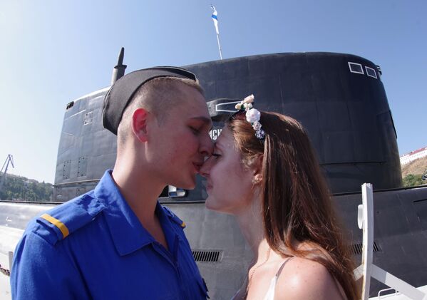 Un militar con su novia durante la presentación del nuevo submarino diésel Krasnodar en Sebastopol. - Sputnik Mundo