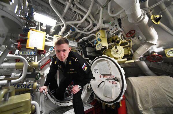 Un marinero de la Flota del Pacífico en el submarino diésel-eléctrico Voljov en su puesto de combate. - Sputnik Mundo