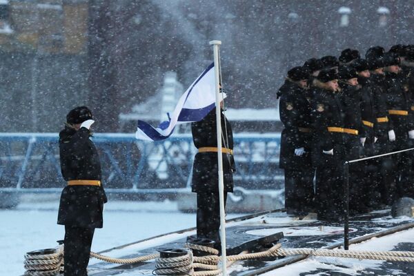 Marineros militares del crucero submarino de propulsión nuclear Emperador Aleksandr III en la ceremonia de izado de la bandera naval en Severodvinsk. - Sputnik Mundo