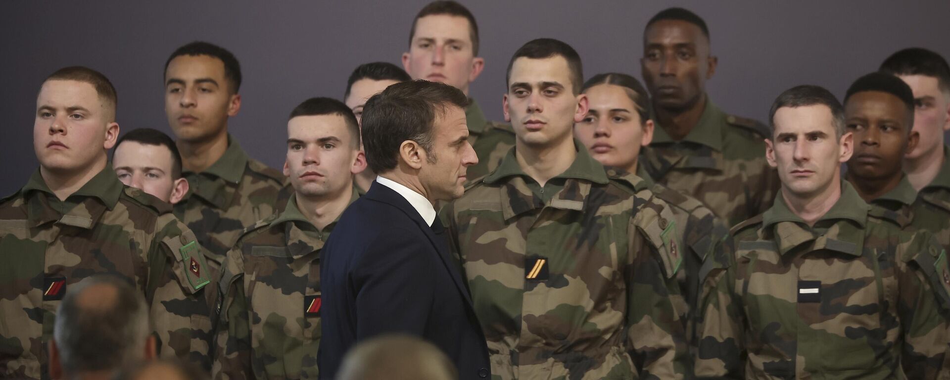 El presidente francés, Emmanuel Macron, sale después de su discurso de Año Nuevo ante el ejército en la base naval de Cherburgo, Normandía, el viernes 19 de enero de 2024.  - Sputnik Mundo, 1920, 03.04.2024