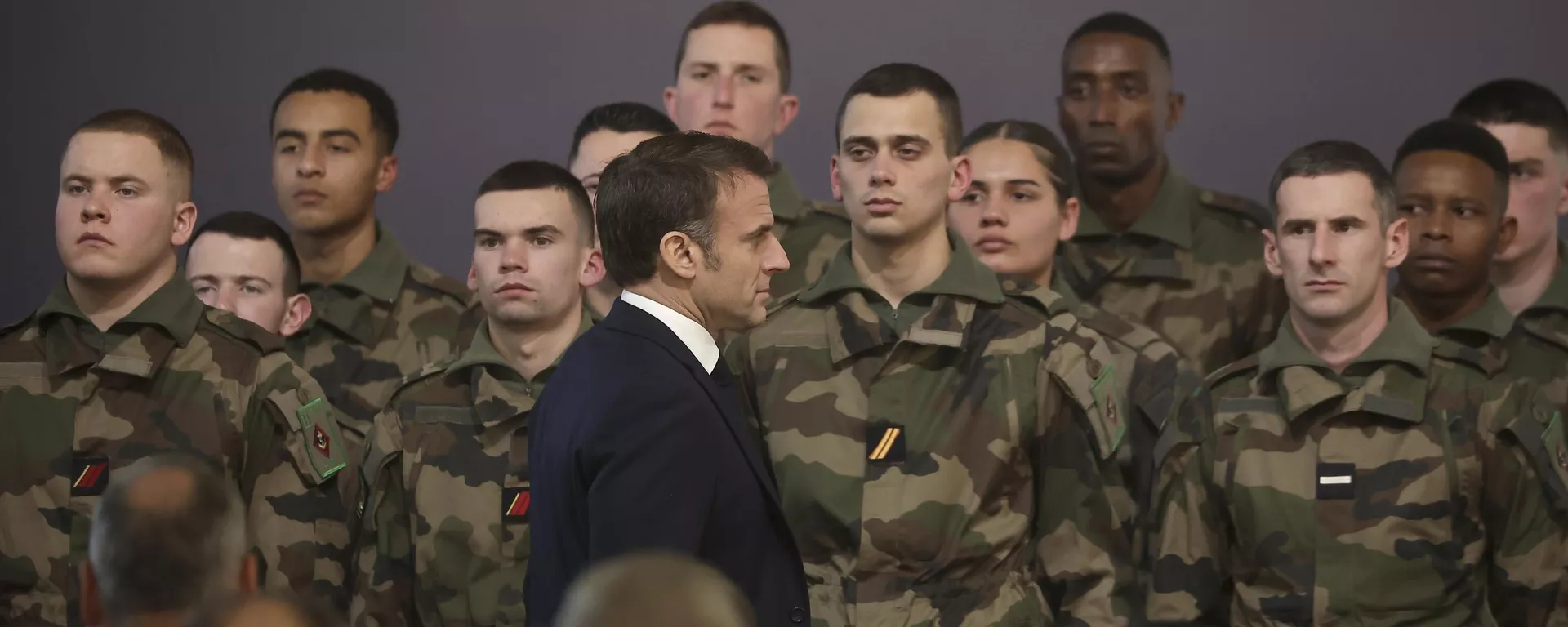 El presidente francés, Emmanuel Macron, sale después de su discurso de Año Nuevo ante el ejército en la base naval de Cherburgo, Normandía, el viernes 19 de enero de 2024.  - Sputnik Mundo, 1920, 19.03.2024