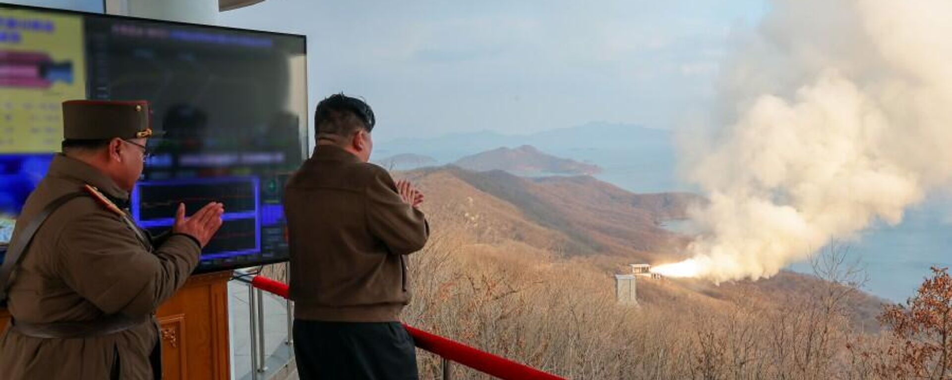 El líder norcoreano Kim Jong-Un observa la prueba de un motor de combustible sólido para un misil hipersónico en Corea del Norte. - Sputnik Mundo, 1920, 20.03.2024