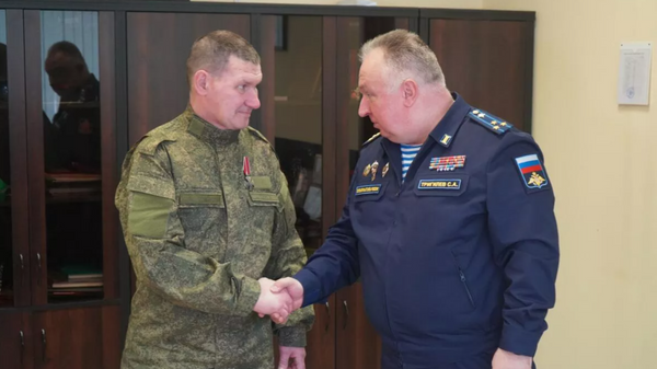 El participante de la operación militar especial Serguéi Sólenov (izda.) ha sido condecorado con la Orden del Valor, el 20 de marzo, 2024 - Sputnik Mundo