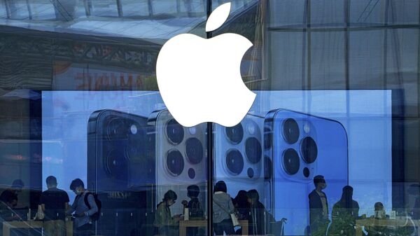 Varias personas prueban productos iPhone en una Apple Store de Pekín  - Sputnik Mundo