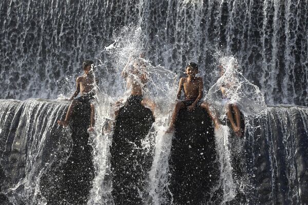 La idea del Día Mundial del Agua se anunció por primera vez en la Conferencia de las Naciones Unidas sobre el Medio Ambiente y el Desarrollo (CNUMAD), que se celebró en 1992 en Río de Janeiro (Brasil).En la foto: unos niños bañándose en el río Unda en Klungkung, Bali, Indonesia. - Sputnik Mundo