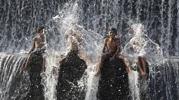 Unos niños bañándose en el río Unda en Klungkung, Bali, Indonesia. - Sputnik Mundo