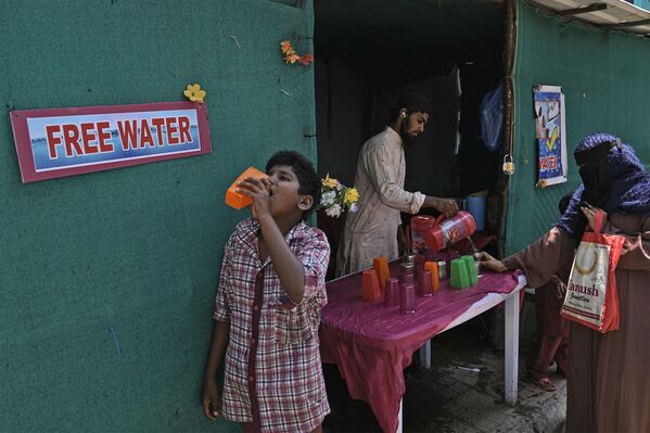 El principal objetivo del Día Mundial del Agua es inspirar acciones para lograr la disponibilidad de agua y saneamiento para todos en 2030.En la foto: un voluntario distribuyendo agua potable cerca de una parada de autobús en un caluroso día de verano en Hyderabad, India. - Sputnik Mundo