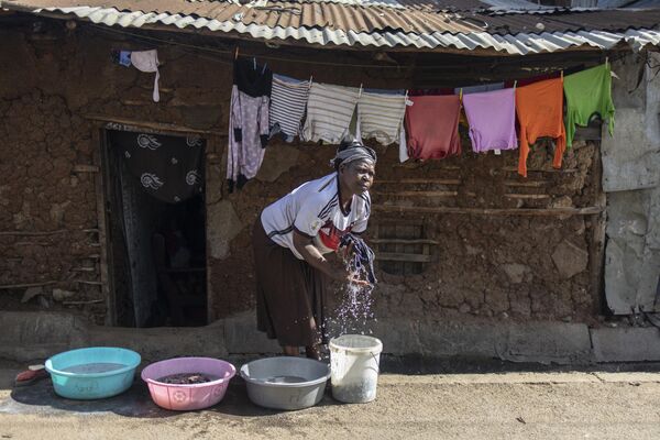 Casi la mitad de la población mundial —3.600 millones de personas— carece de saneamiento seguro. En todo el mundo, el 44% de las aguas residuales domésticas no se trata en condiciones higiénicas seguras.En la foto: una mujer lavando la ropa en su casa en el barrio marginal de Matare, en Nairobi, Kenia. - Sputnik Mundo