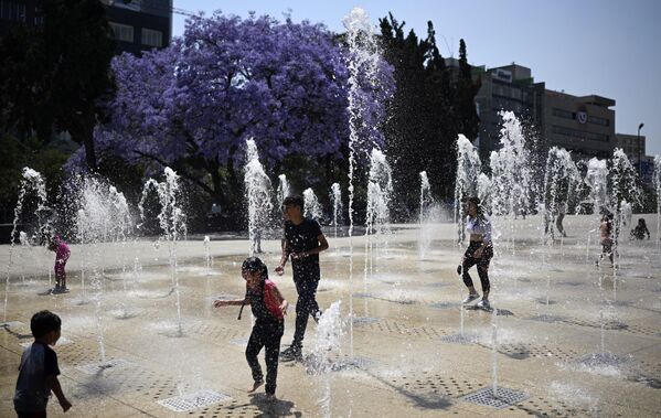 Se calcula que la demanda mundial de agua aumentará un 55% para 2050.En la foto: gente refrescándose en una fuente de Ciudad de México, donde se han registrado temperaturas máximas récord. - Sputnik Mundo