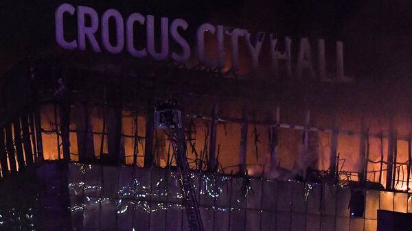 Los bomberos extinguen un gran incendio en la sala de conciertos Crocus City Hall tras el tiroteo en Krasnogorsk - Sputnik Mundo