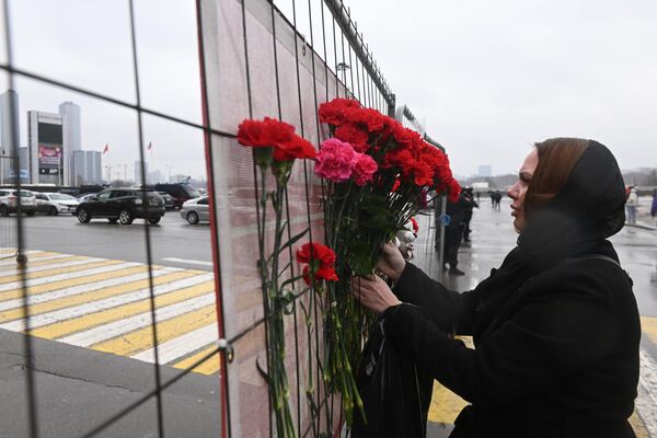 Cientos de personas siguen acudiendo con flores y peluches al improvisado memorial en recuerdo de las víctimas del atentado terrorista en el Crocus City Hall. - Sputnik Mundo