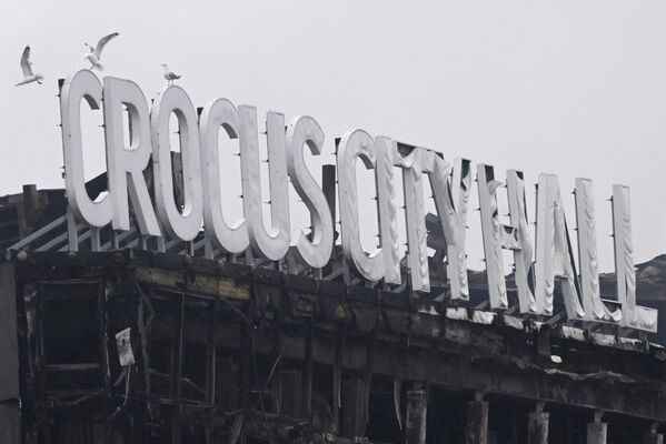 Una parte del techo de la sala de conciertos Crocus City Hall, situada en las afueras de Moscú, se derrumbó a causa el incendio.En la foto: el techo de la sala de conciertos del Crocus después del incendio. - Sputnik Mundo