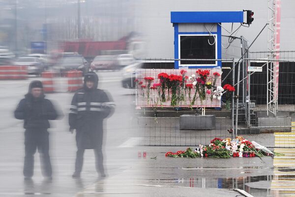 El presidente de Rusia, Vladímir Putin, declaró el 24 de marzo como día de luto nacional.En la foto: agentes de policía frente la sala de conciertos donde se produjo el ataque. - Sputnik Mundo