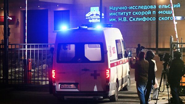 Una ambulancia transporta a los heridos en el atentado terrorista en Crocus City Hall - Sputnik Mundo