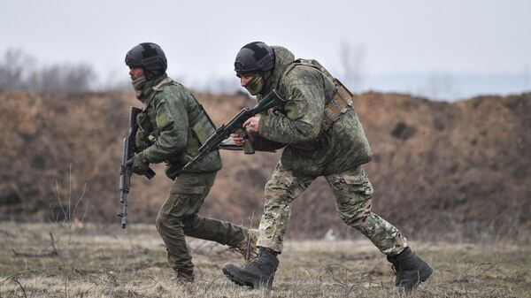  Soldados de las Fuerzas Armadas rusas entrenándose en el campo de entrenamiento en la dirección de Zaporozhie - Sputnik Mundo